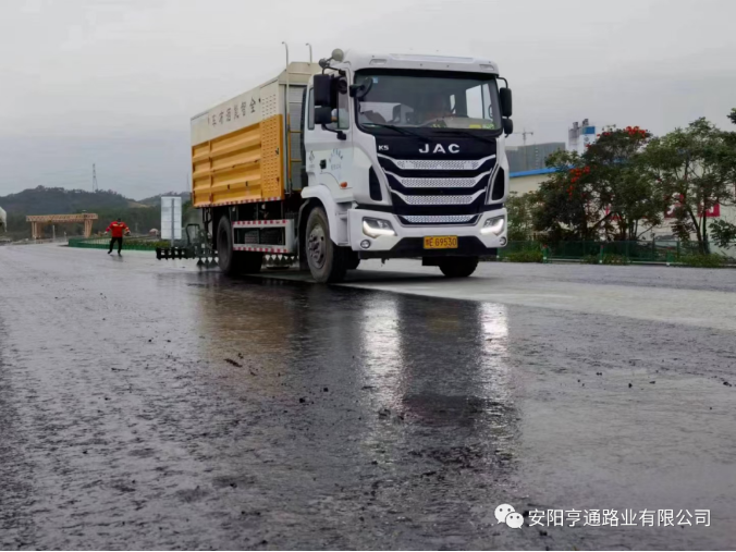 祝賀我司深汕西項目透層、封層試驗段圓 滿成功